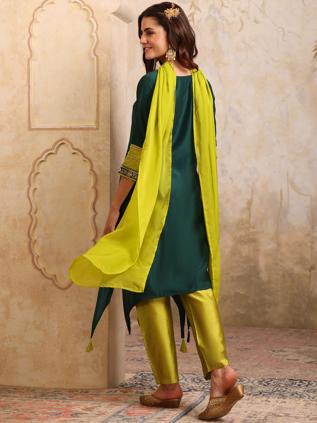Dhiyona SN Women's Embroidered Sweetheart Neck Cotton Silk Kurta With Trouser And Dupatta