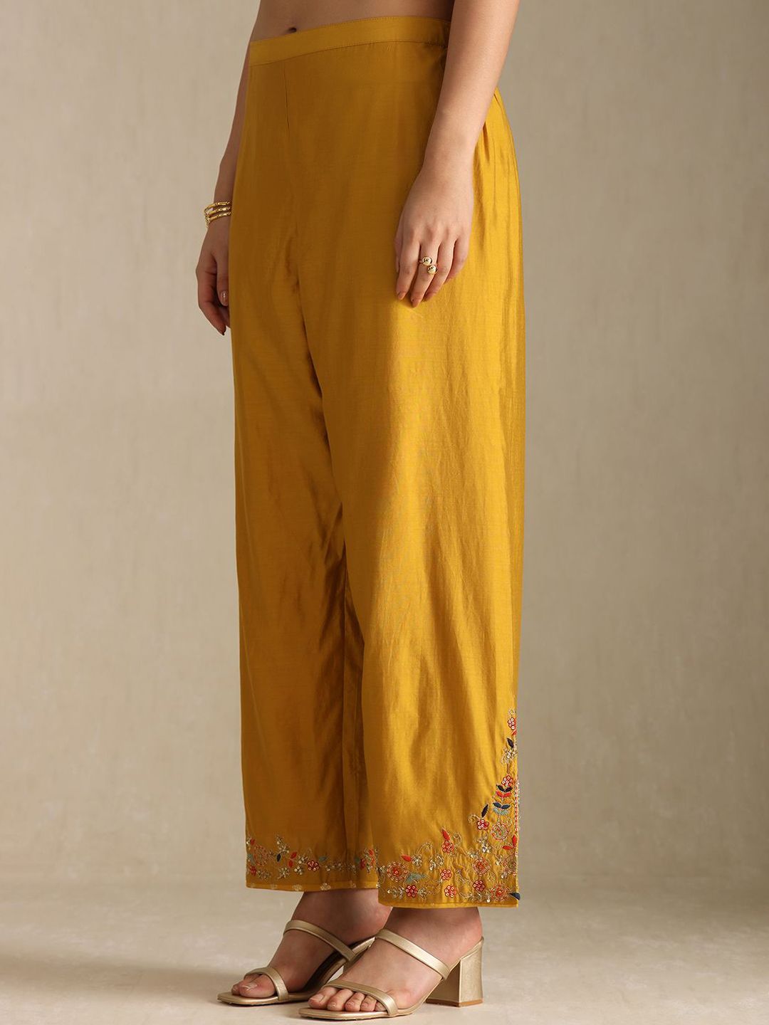 Dhiyona SO Women's Floral Embroidered V-Neck Sequinned Kaftan Kurta With Palazzos