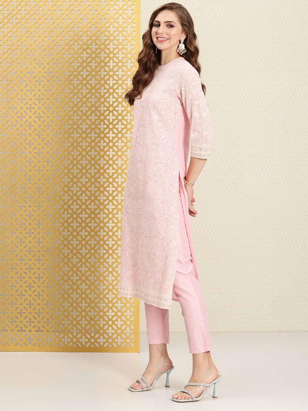 Dhiyona PD Women Women Jashn Floral Embroidered Thread Work Kurta & Trousers With Dupatta