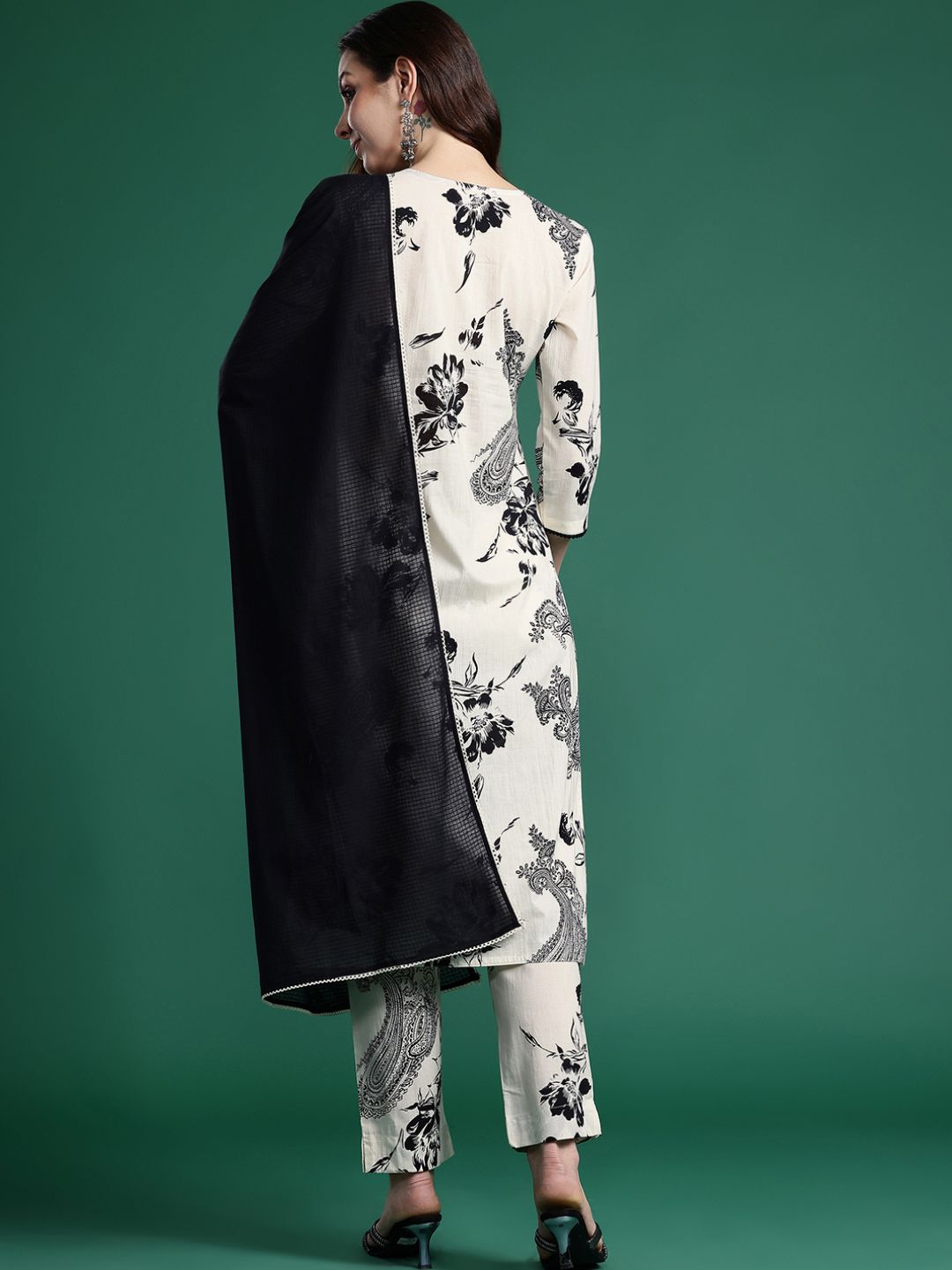 Dhiyona IE Women Floral Printed Regular Beads and Stones Pure Cotton Kurta with Trousers & With Dupatta