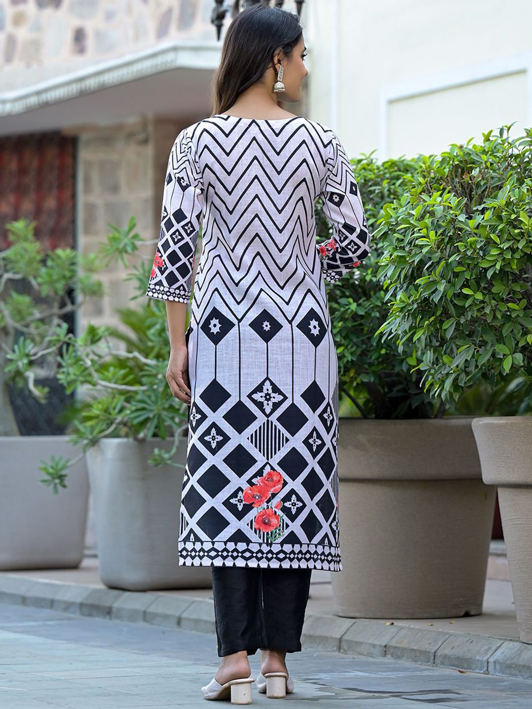 Dhiyona VA Women'sGeometric Printed Straight Kurta With Trousers & Dupatta