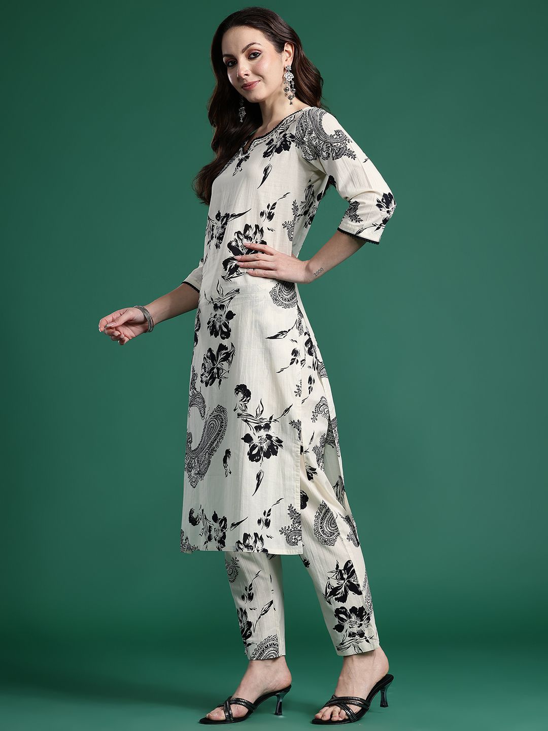 Dhiyona IE Women Floral Printed Regular Beads and Stones Pure Cotton Kurta with Trousers & With Dupatta