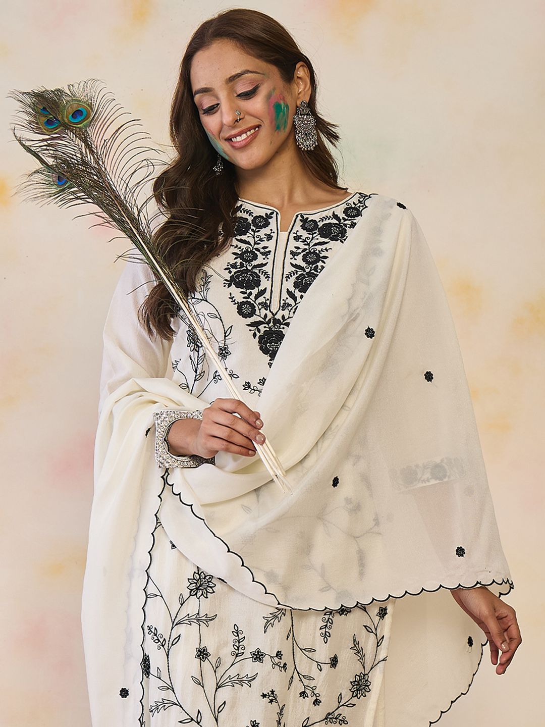 Dhiyona IE Women Floral Embroidered Regular Thread Work Kurta with Trousers & With Dupatta