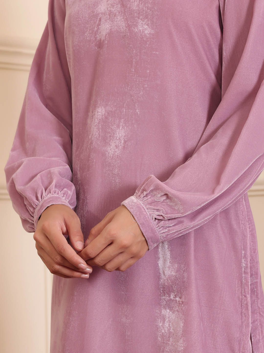 Dhiyona VA Women'sV-Neck Velvet Straight Kurta With Trousers