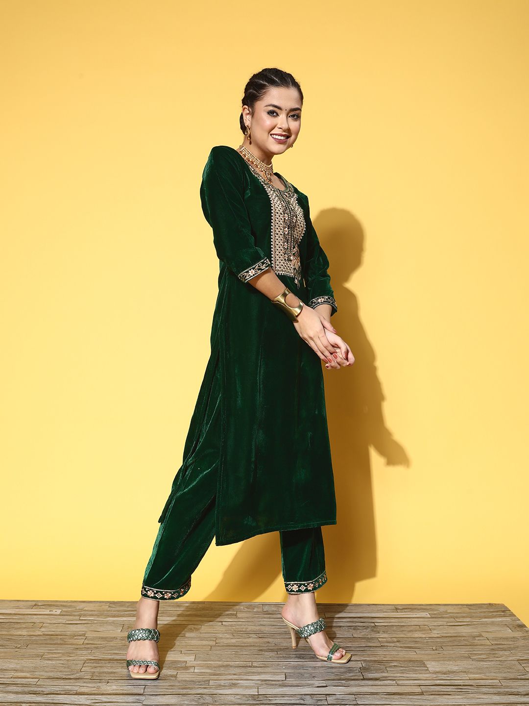 Dhiyona VA Women'sZari Embroidered Straight Velvet Winter Kurta with Trousers & Embroidered Dupatta