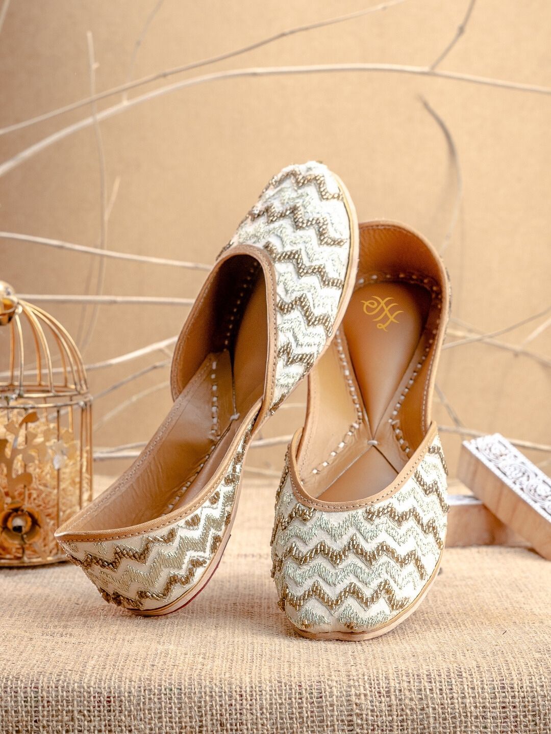 Dhiyona HOP Embroidered Slip-On Mojaris