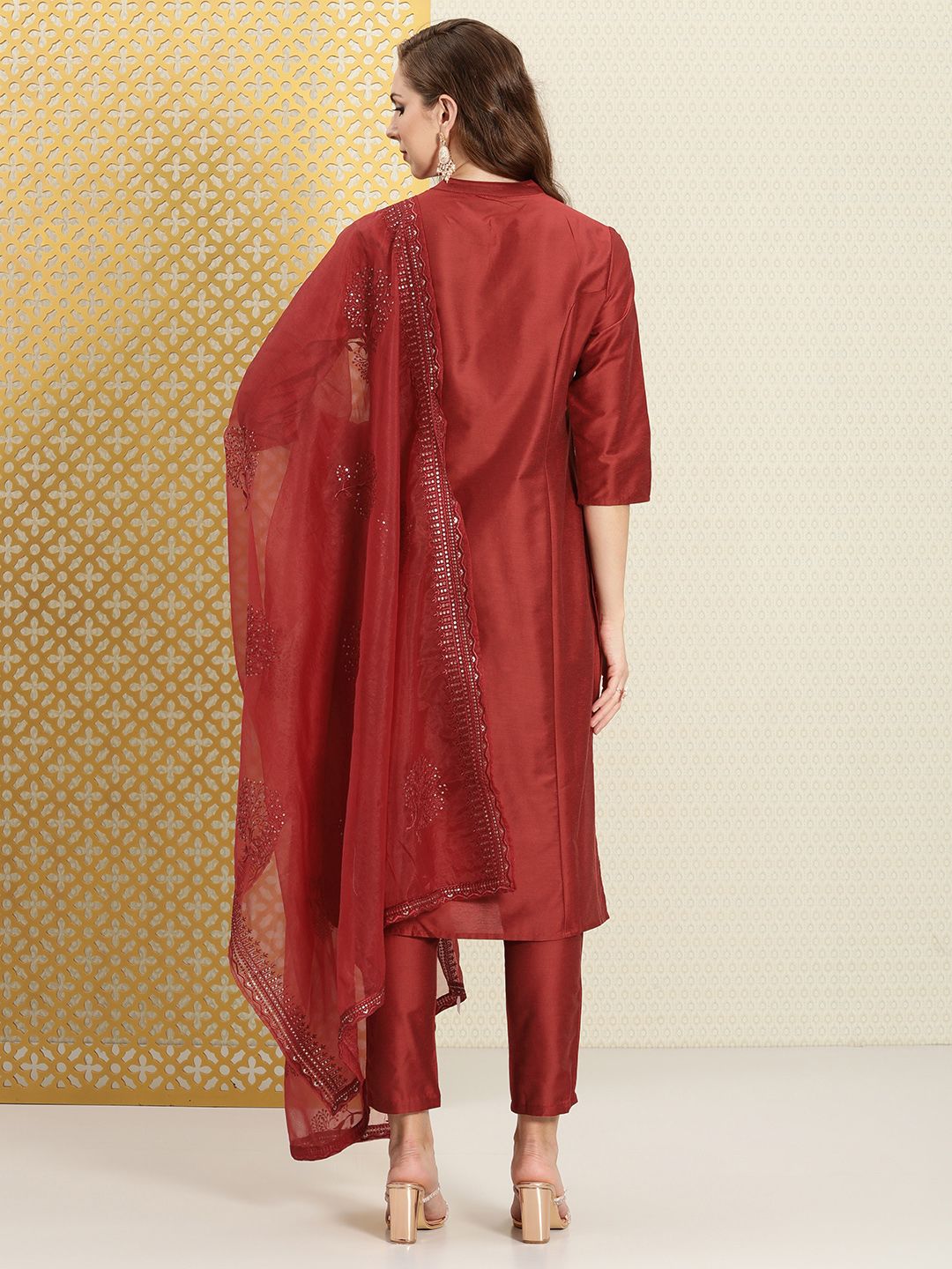 Dhiyona PD Women Women Jashn Kurta with Trousers & With Thread Work Sequinned Dupatta