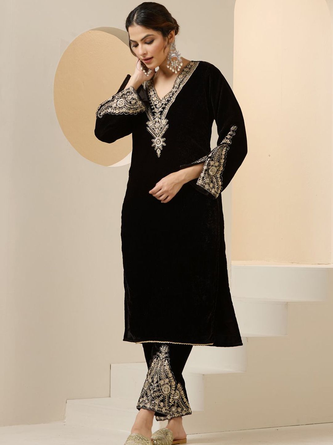 Dhiyona IS Women's Women Floral Embroidered Regular Thread Work Velvet Kurta with Trousers