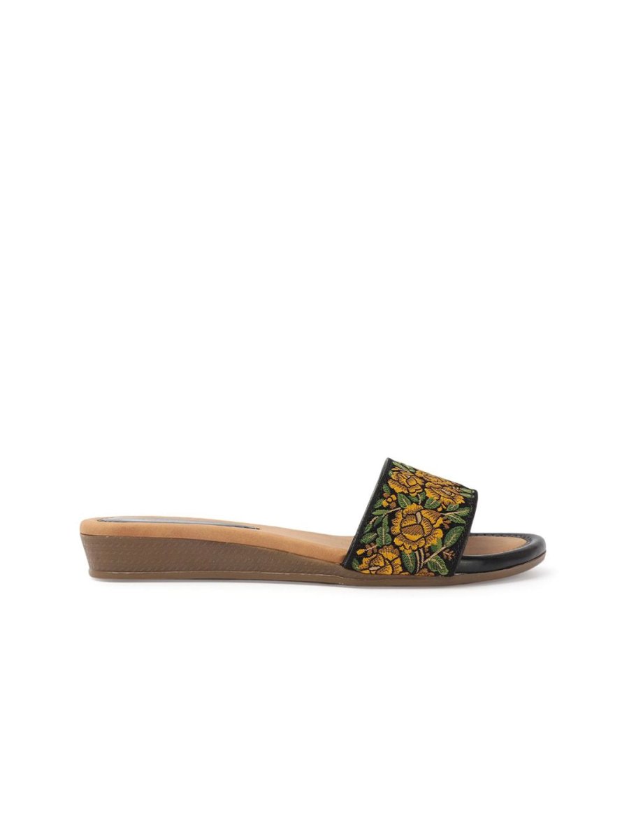 Dhiyona AK Women Embroidered Open Toe Flats