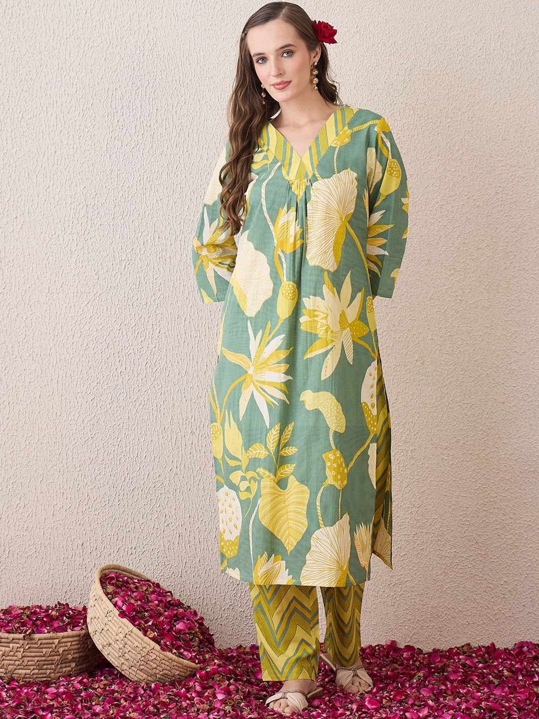Dhiyona IE Women Floral Printed Cotton Kurta with Trousers