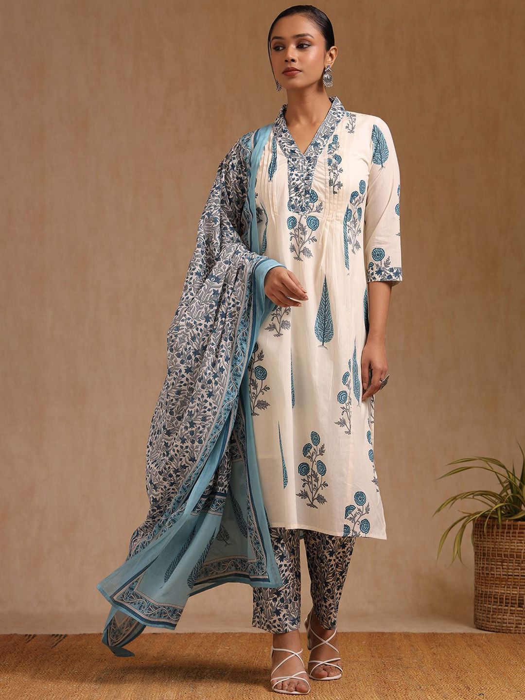 Dhiyona SO Women's Floral Printed V-Neck Straight Kurta With Trousers & Dupatta