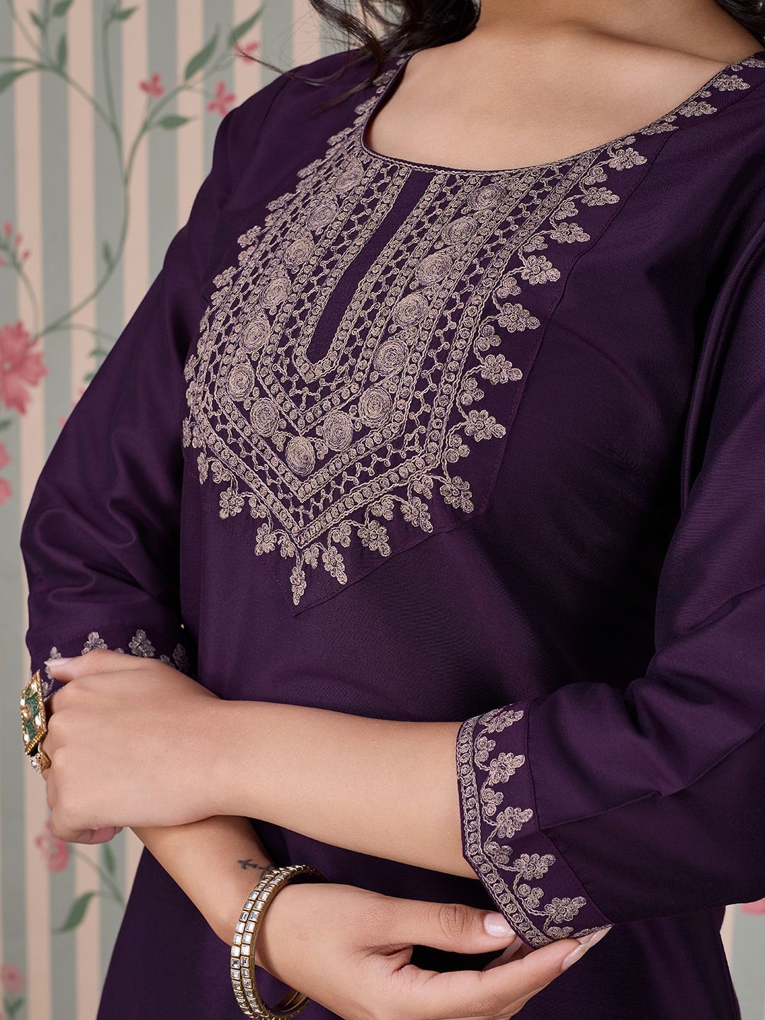 Dhiyona OD Women Embroidered Side Slits Straight Kurta