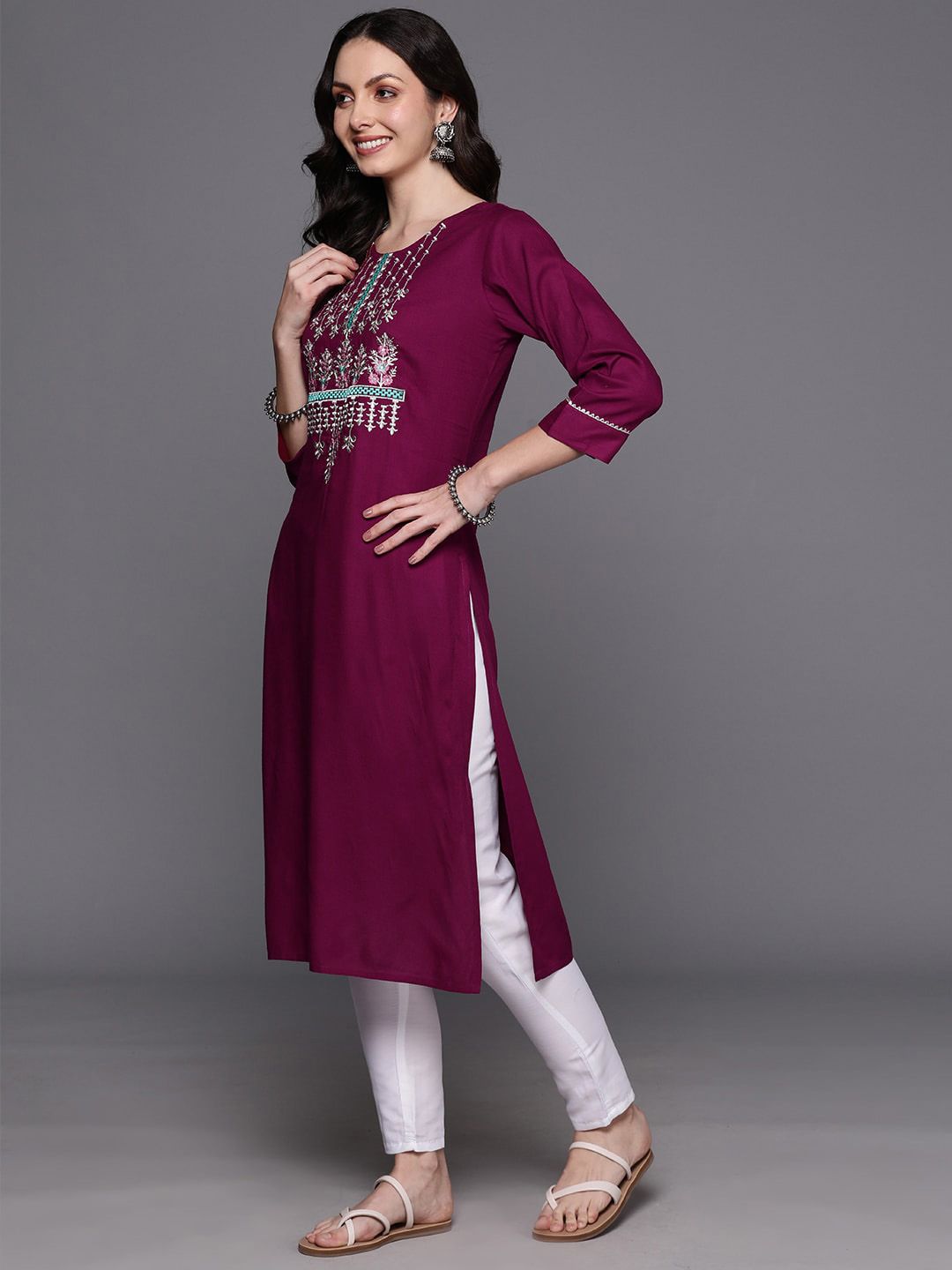 Dhiyona IE Floral Embroidered Round Neck Straight Kurta