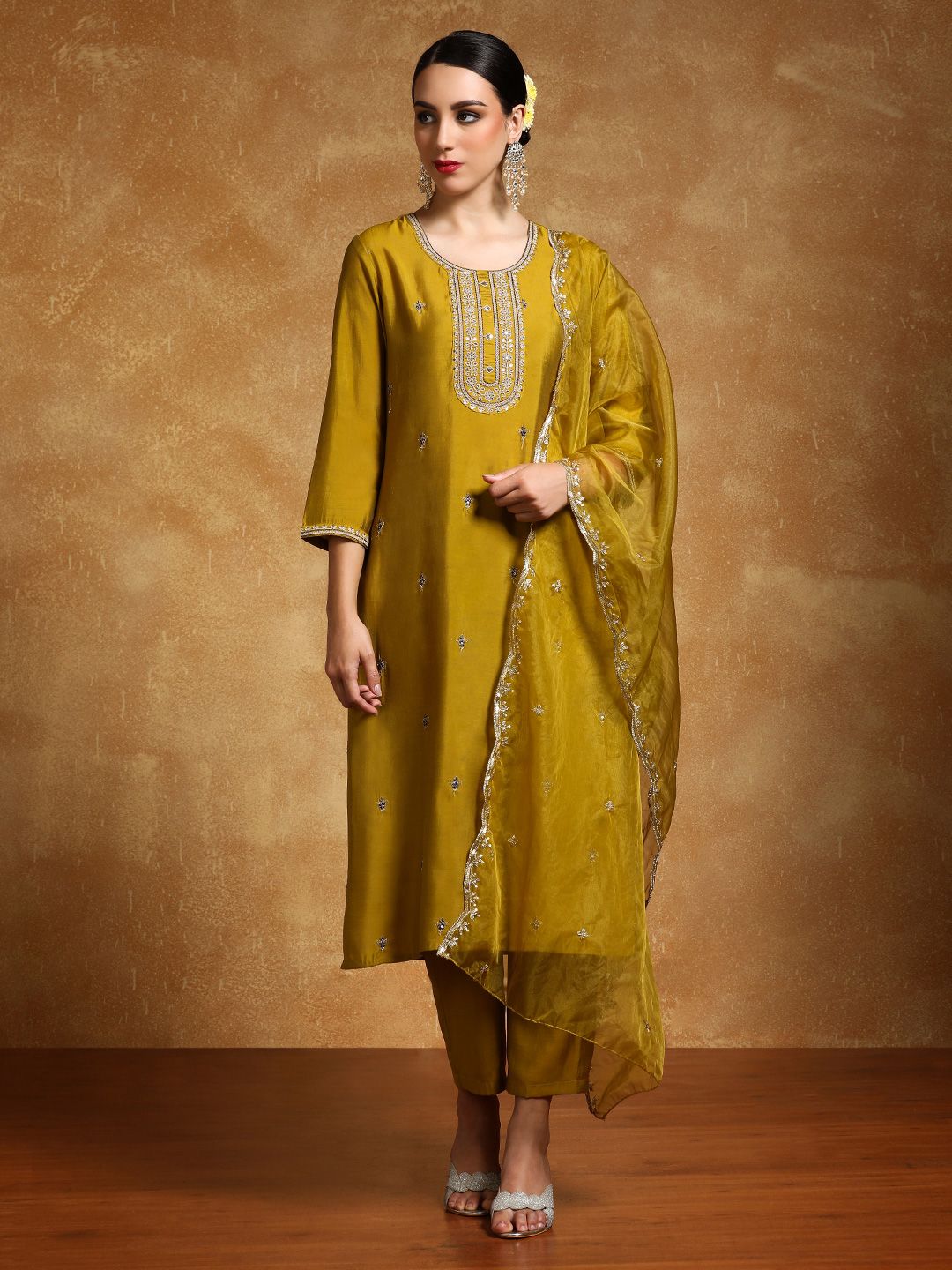 Dhiyona VA Women'sFloral Embroidered Zari Straight Kurta With Trousers And Dupatta