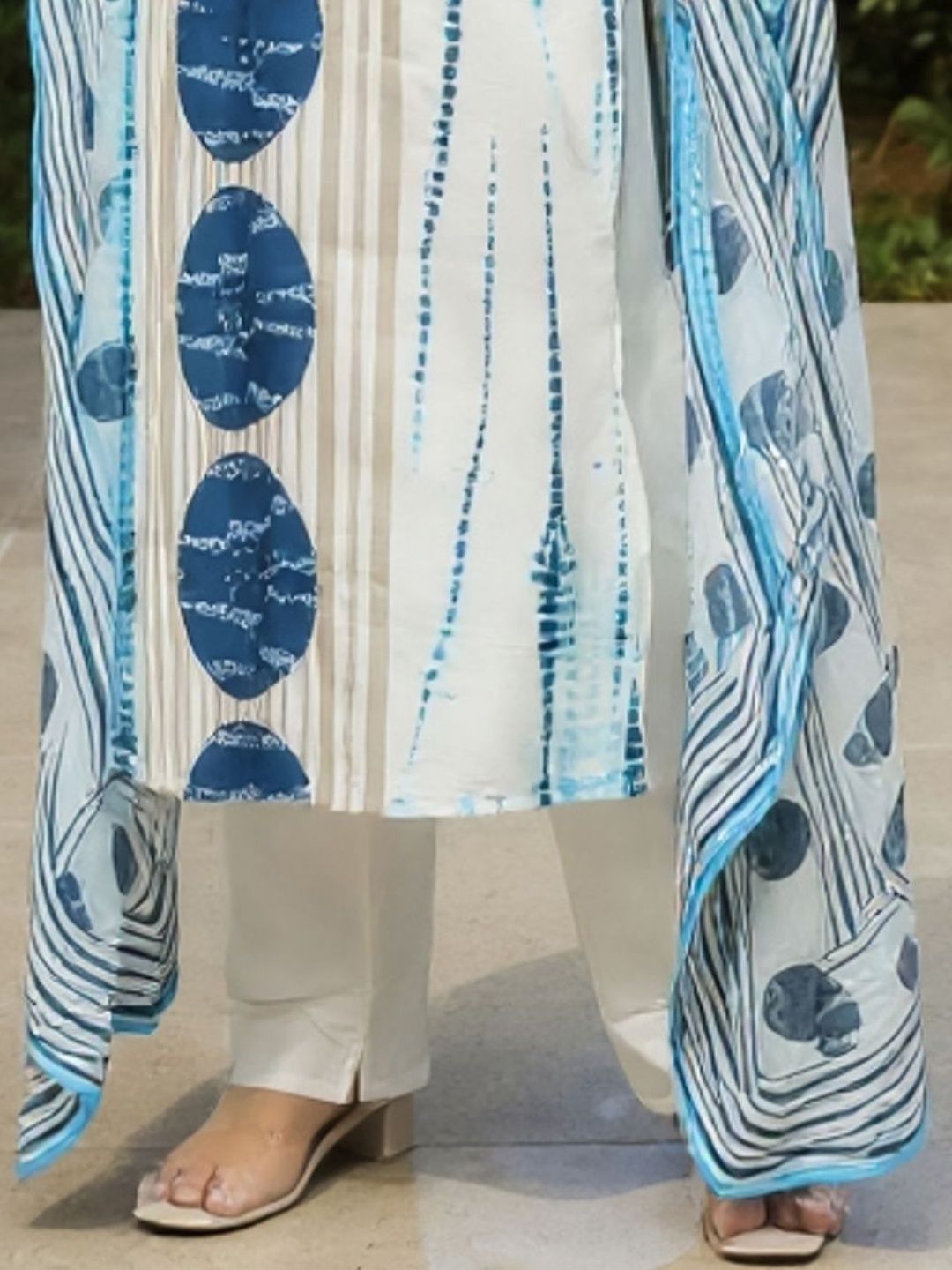 Women Geometric Printed Cotton Kurta with Trousers & Dupatta