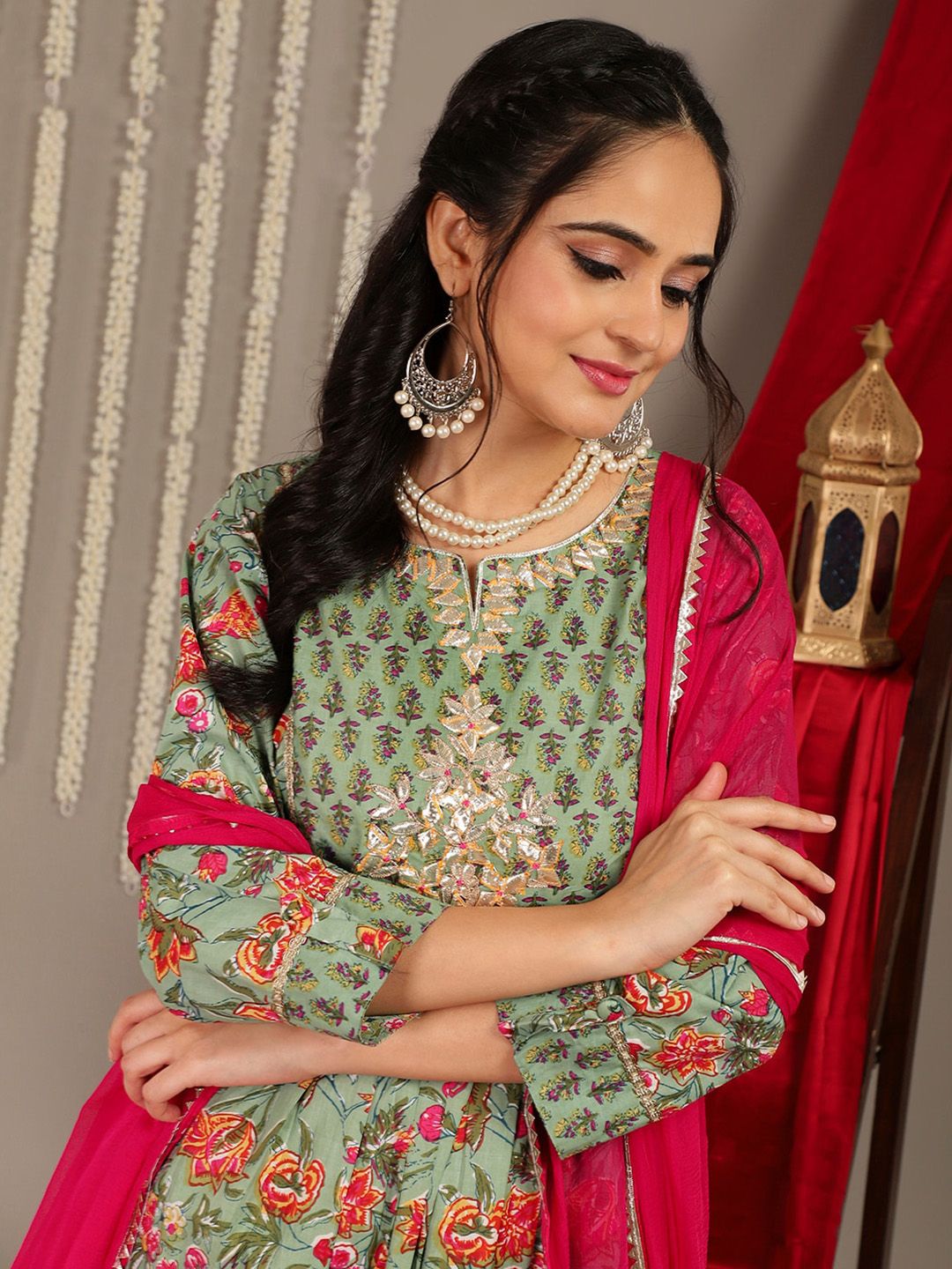 Dhiyona VA Women'sFloral Printed Gotta Patti Regular Kurta with Trousers & With Dupatta