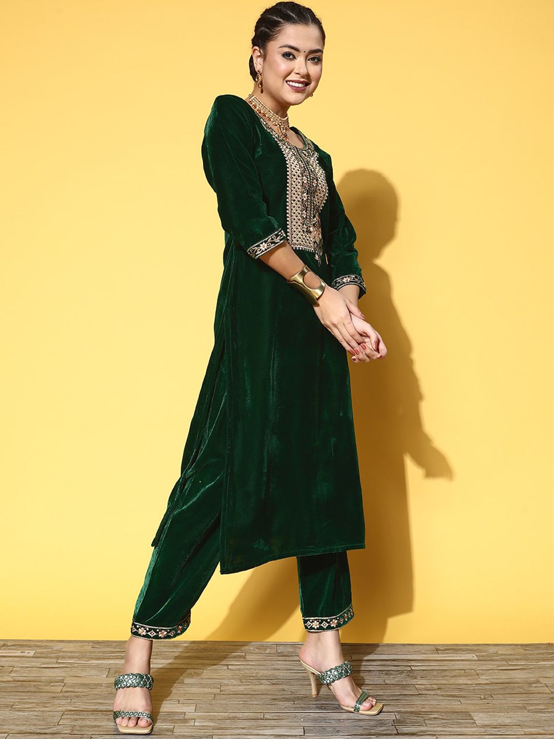 Dhiyona VA Women'sGreen & Gold-Toned Floral Embroidered Velvet Straight Kurta With Trouser & Dupatta