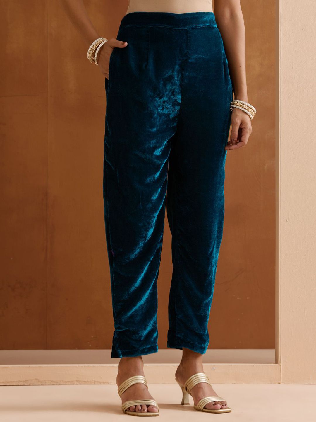 Dhiyona IS Women's Women Floral Embroidered Regular Thread Work Velvet Kurta with Trousers & With Dupatta