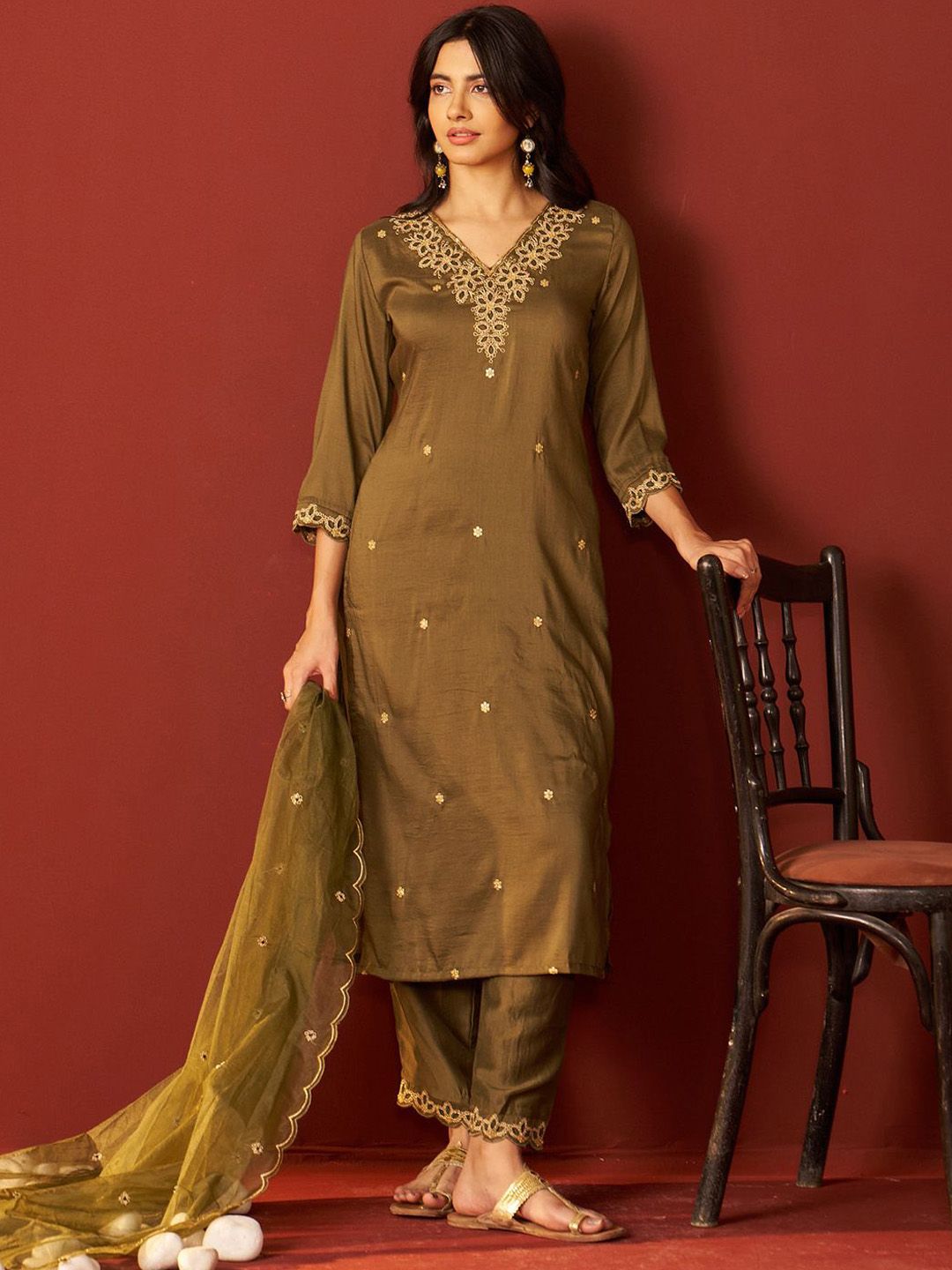 Dhiyona IE Women Floral Embroidered Kurta with Trousers & Dupatta