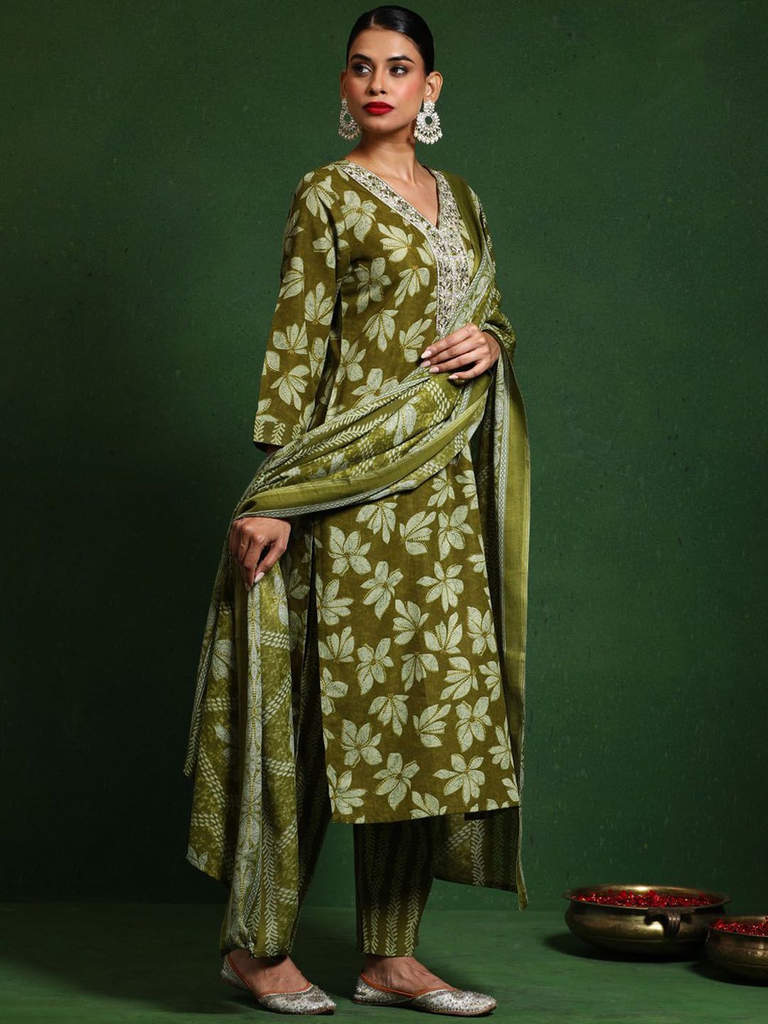 Dhiyona VA Women'sFloral Printed V-Neck Straight Kurta With Trousers And Dupatta