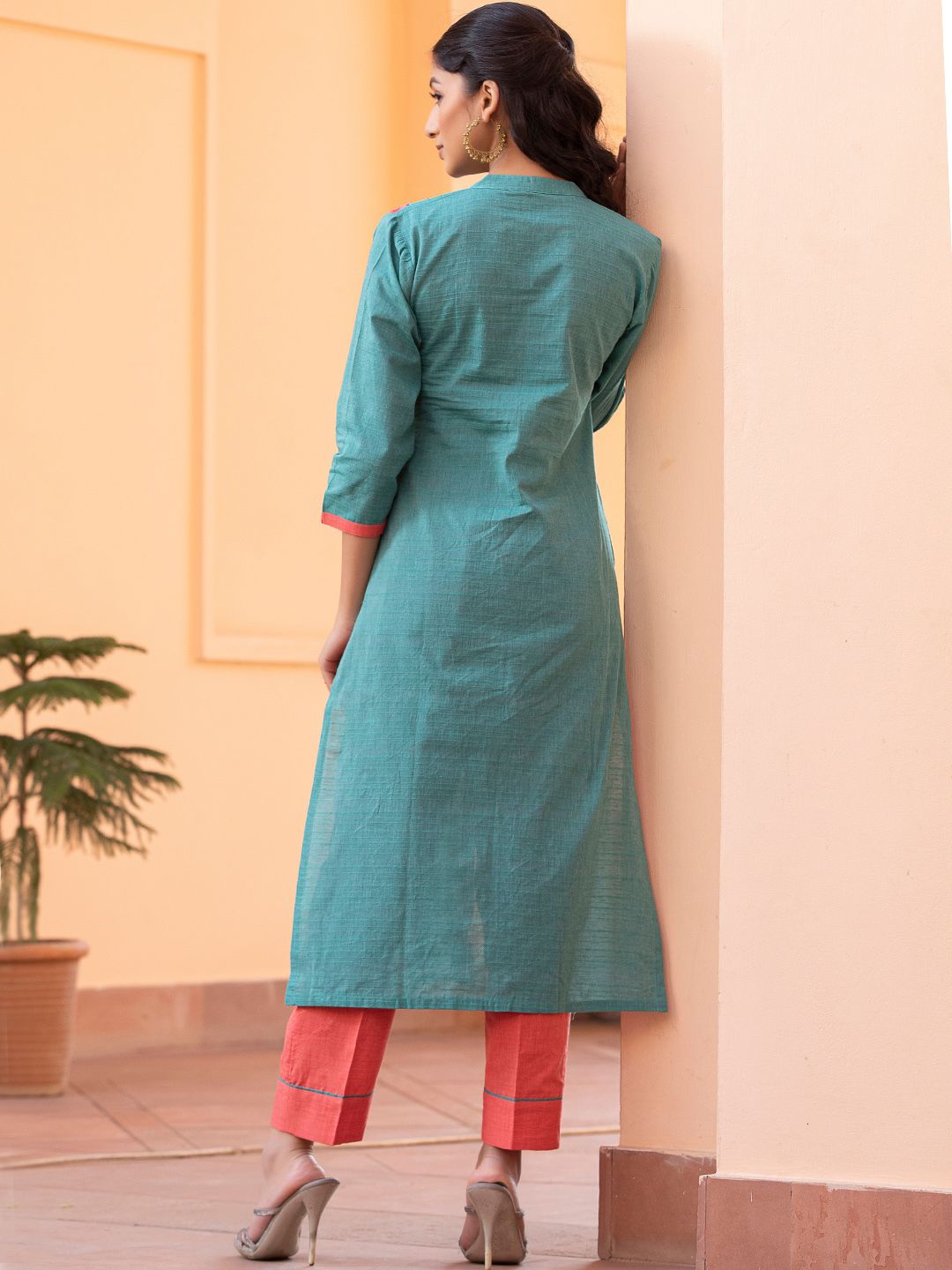 Dhiyona WP Floral Embroidered Reglar Thread Work Pure Cotton Straight Kurta With Trousers