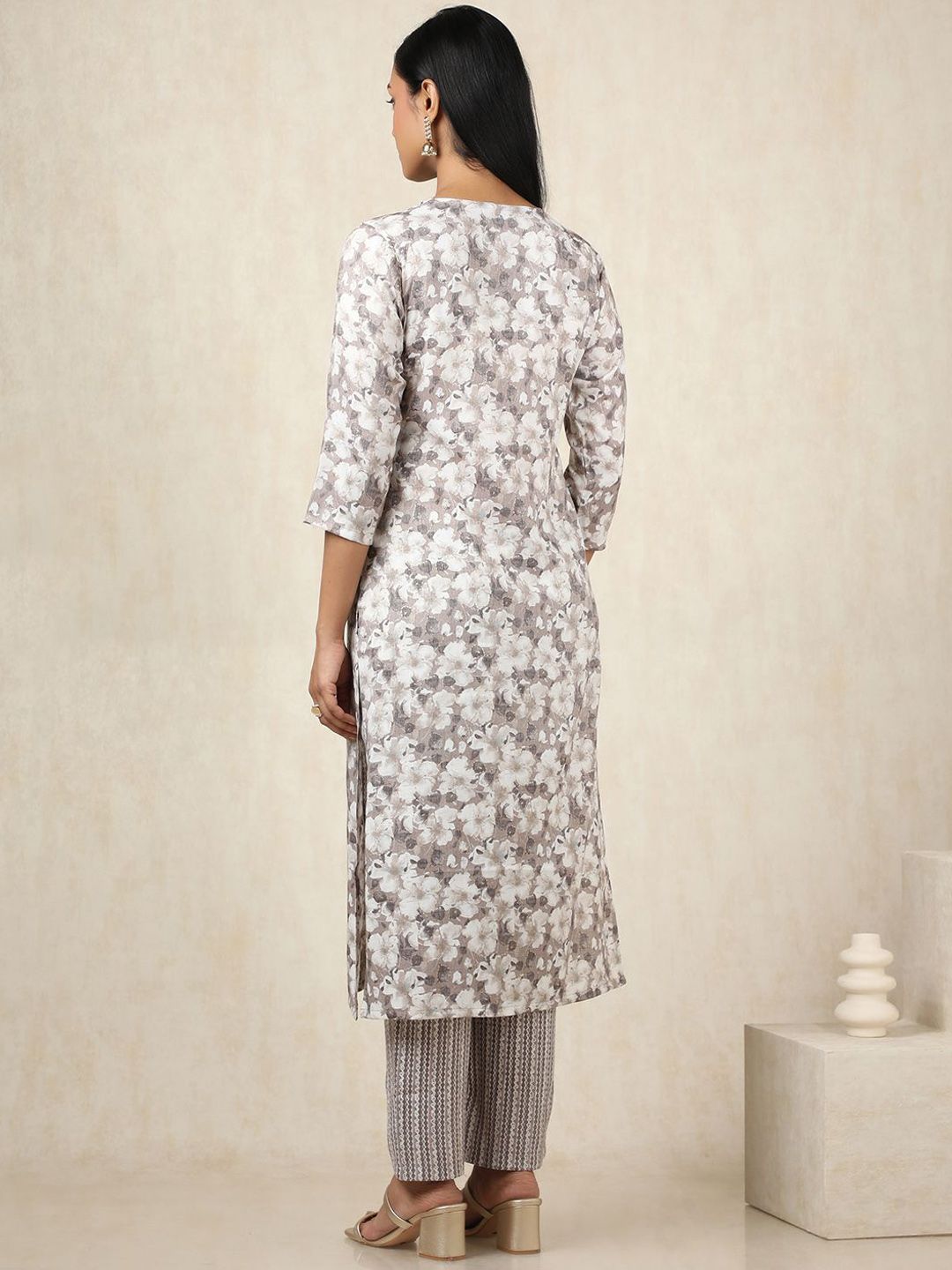 Dhiyona SO Women's Floral Printed Thread Work Round Neck Straight Kurta With Trousers