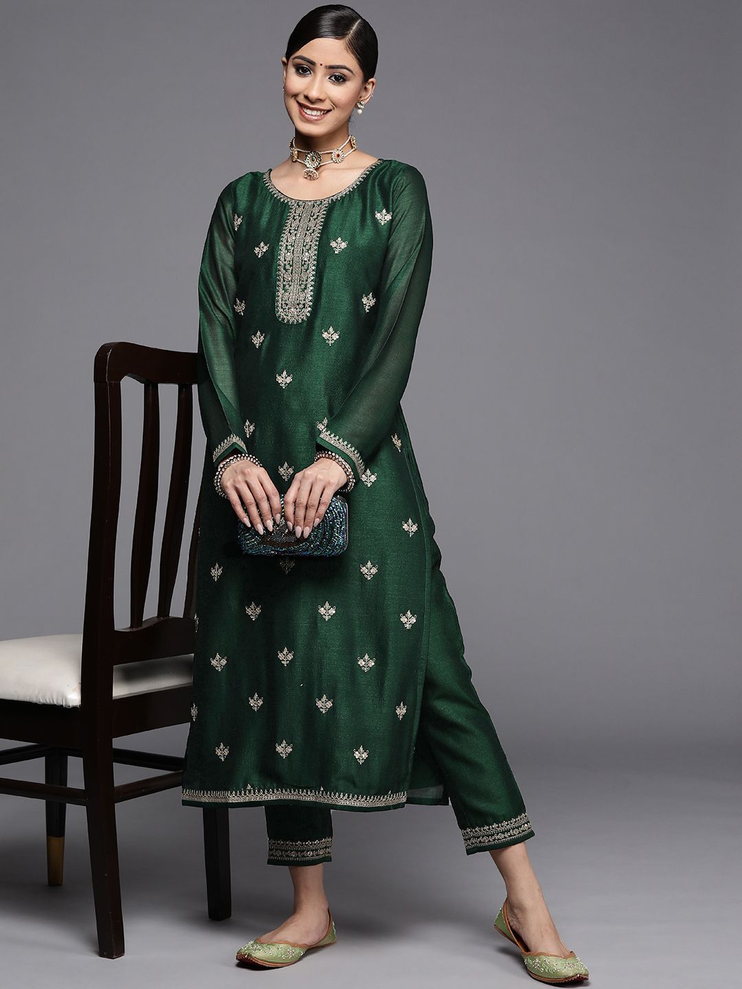 Dhiyona LB Women's Floral Embroidered Zari Round Neck Straight Kurta