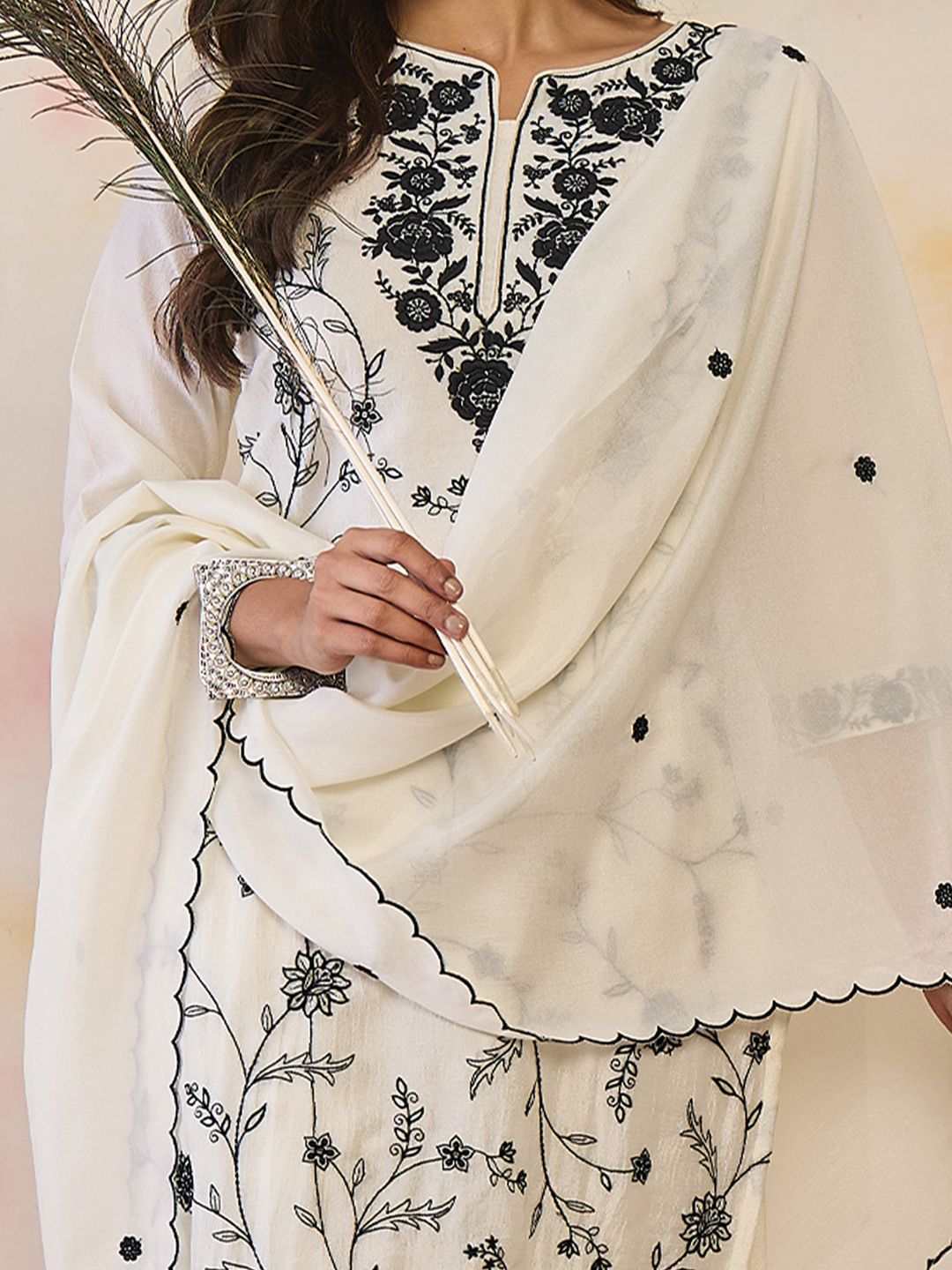 Dhiyona IE Women Floral Embroidered Regular Thread Work Kurta with Trousers & With Dupatta