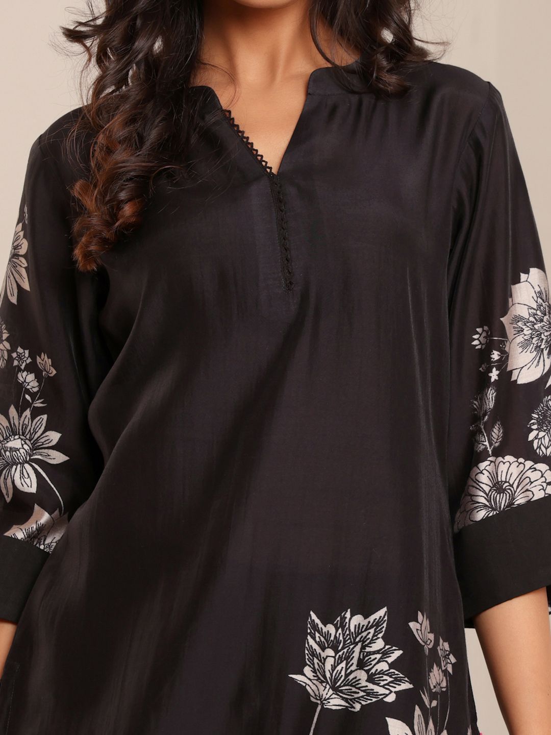 Dhiyona VA Women'sFloral Printed Mandarin Collar Chanderi Silk Straight Kurta With Trousers
