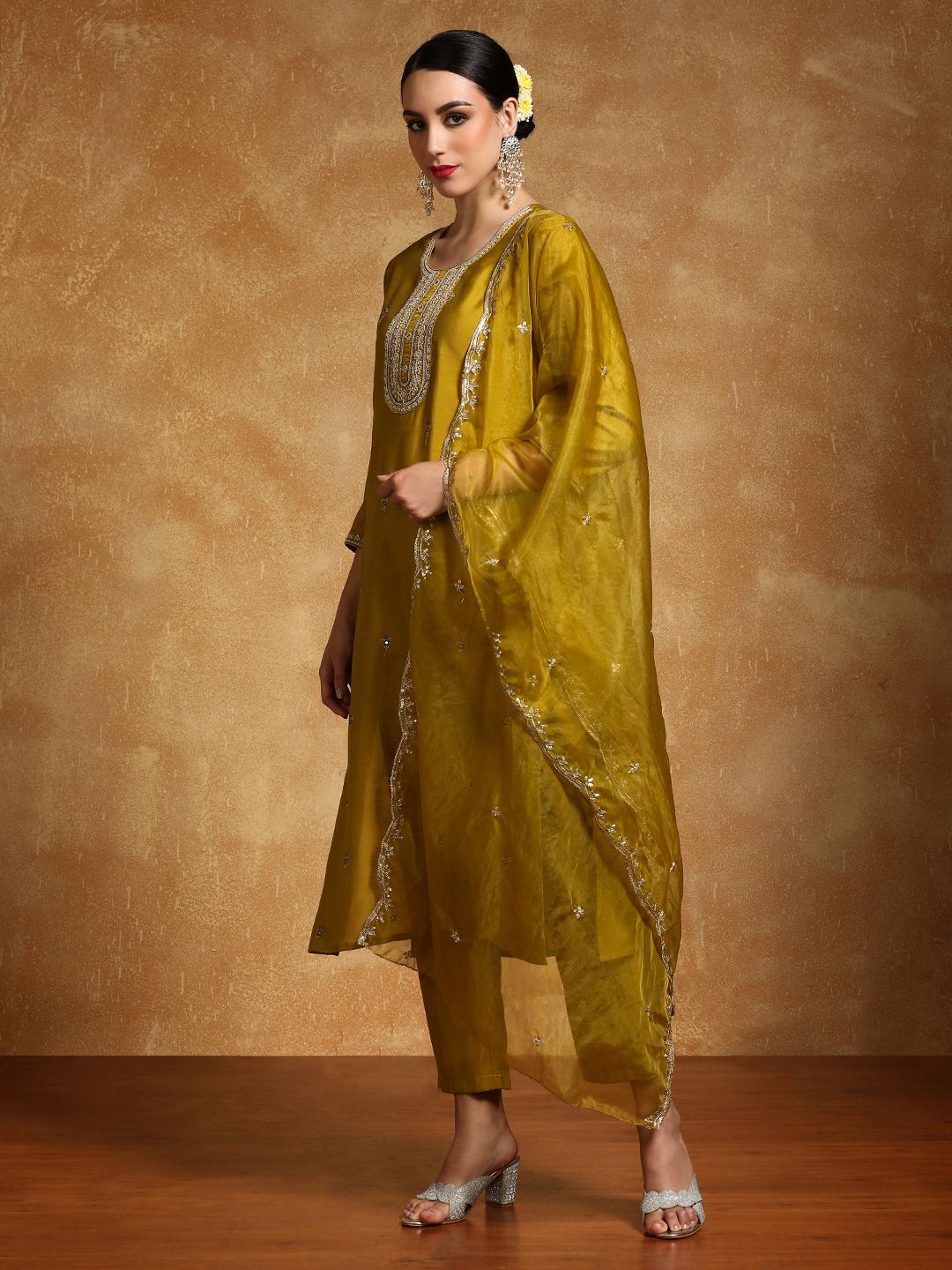 Dhiyona VA Women'sFloral Embroidered Zari Straight Kurta With Trousers And Dupatta