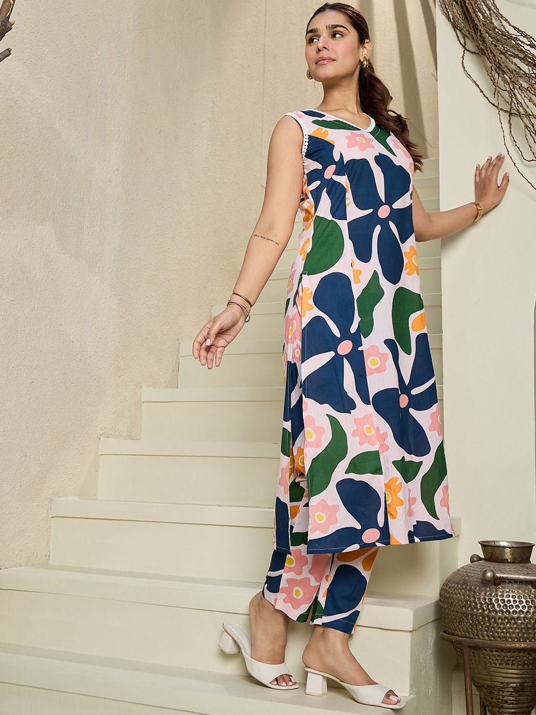 Dhiyona IE Floral Printed V-Neck Sleeveless Pure Cotton A-Line Kurta With Trousers