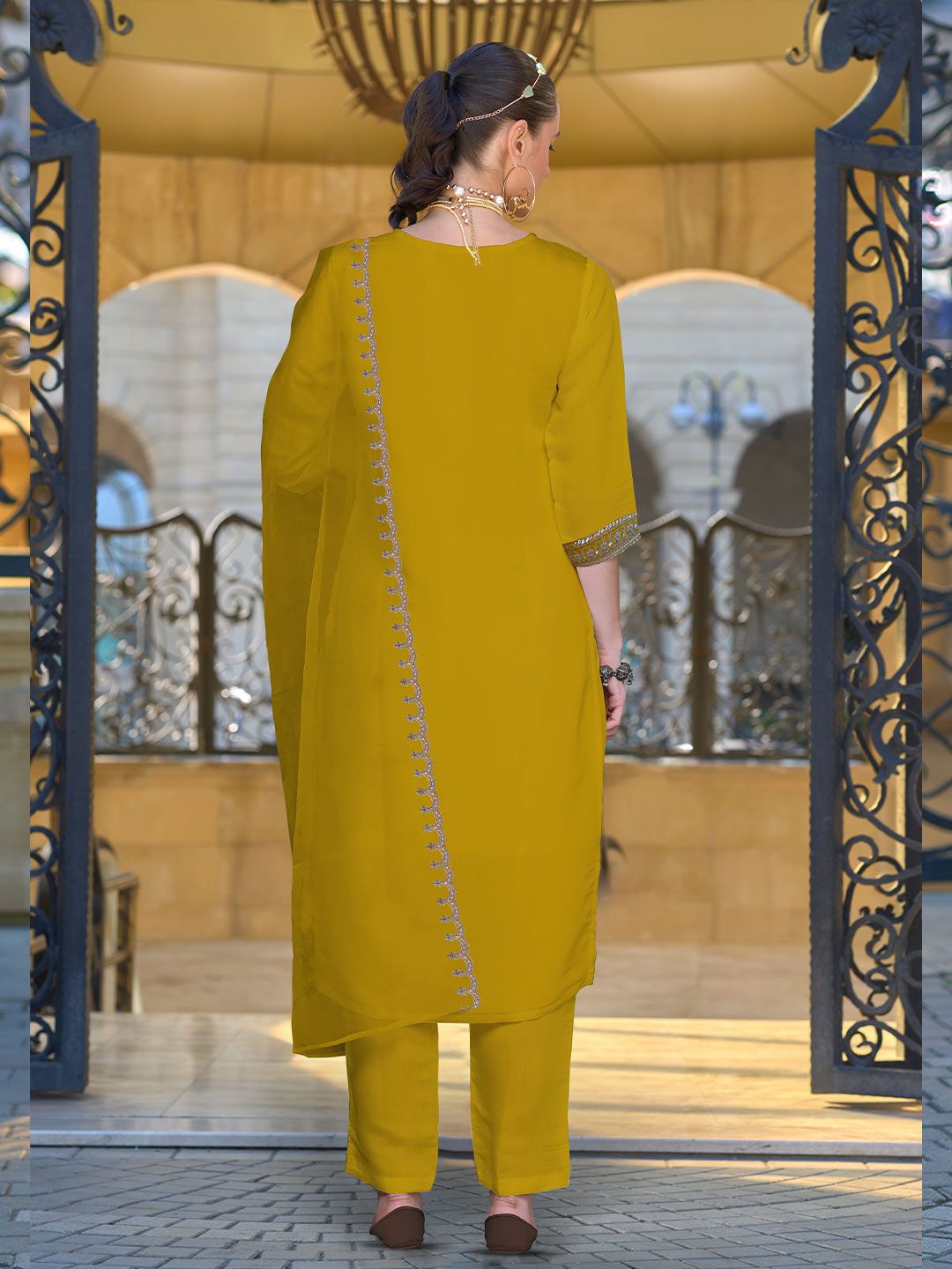 Dhiyona IE Ethnic Motifs Embroidered Regular Zari Kurta with Trousers & With Dupatta