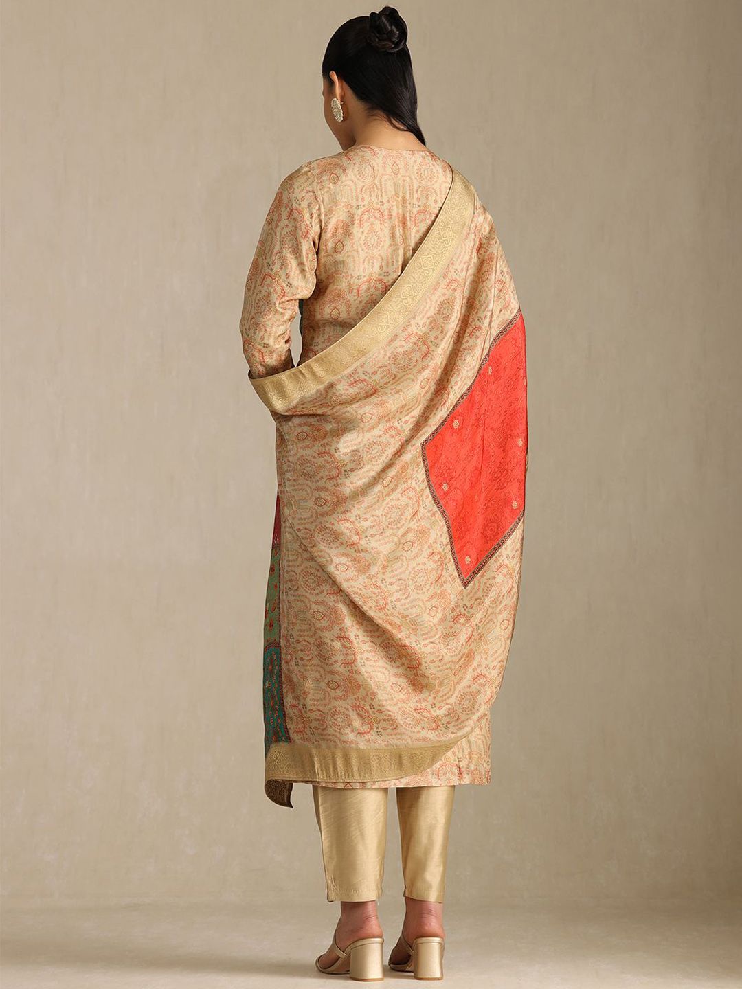 Dhiyona SO Women's Floral Printed Round Neck Sequinned Straight Kurta With Trousers & Dupatta