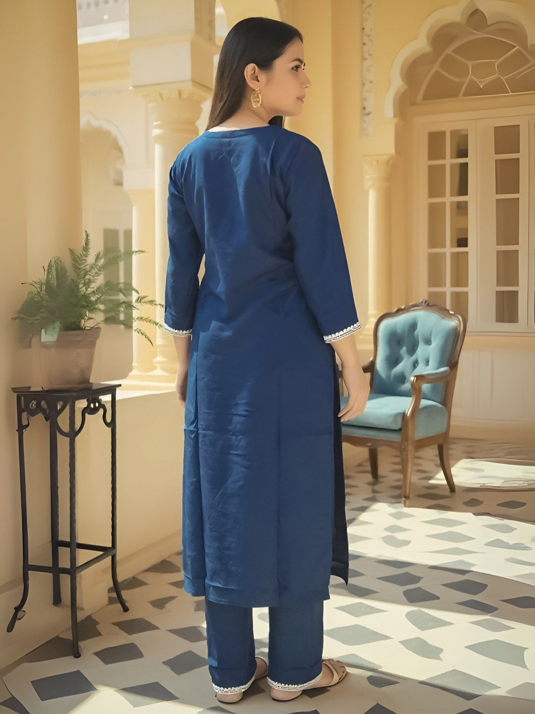 Women Floral Embroidered Regular Thread Work Kurta With Trouser