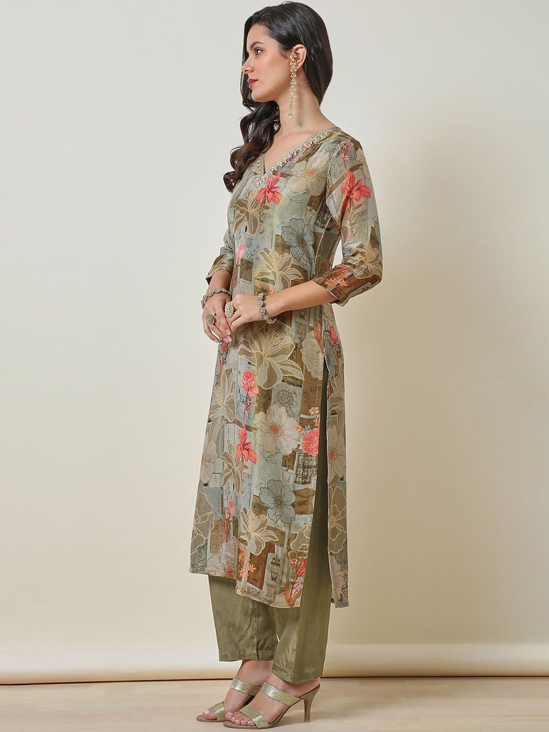 Dhiyona SO Women's Floral Printed V-Neck Three-Quarter Sleeves Regular Straight Kurta With Trouser