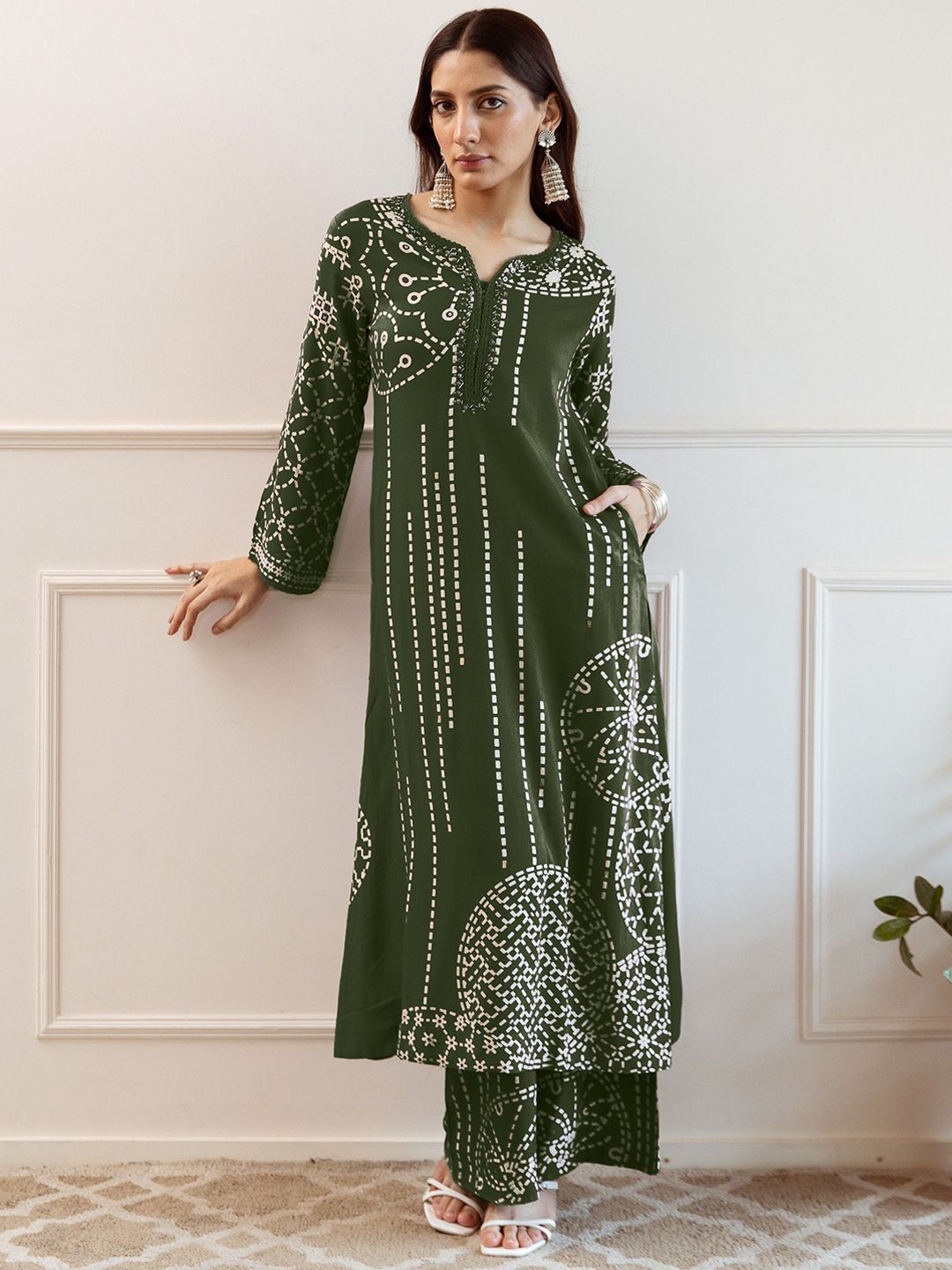 Dhiyona IE Women Printed Regular Beads and Stones Kurta with Trousers