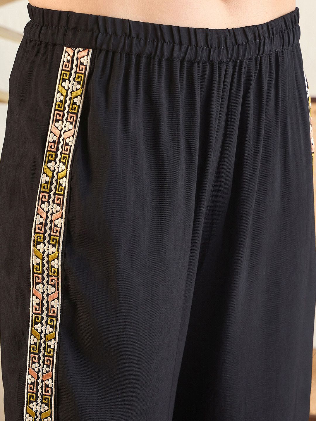 Dhiyona IE Black Floral Embroidered Round Neck Straight Kurta With Trouser