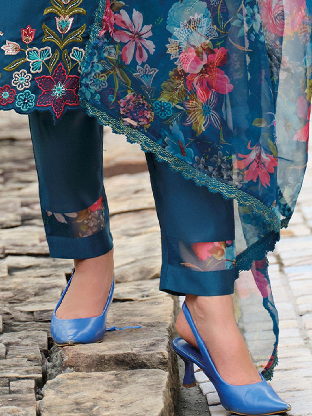 Women Floral Embroidered Thread Work Liva Kurta with Trousers & Dupatta