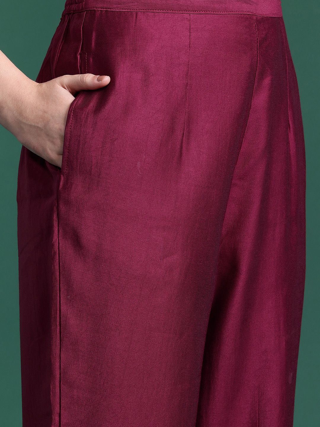 Dhiyona IE Women Embroidered Straight Kurta Set