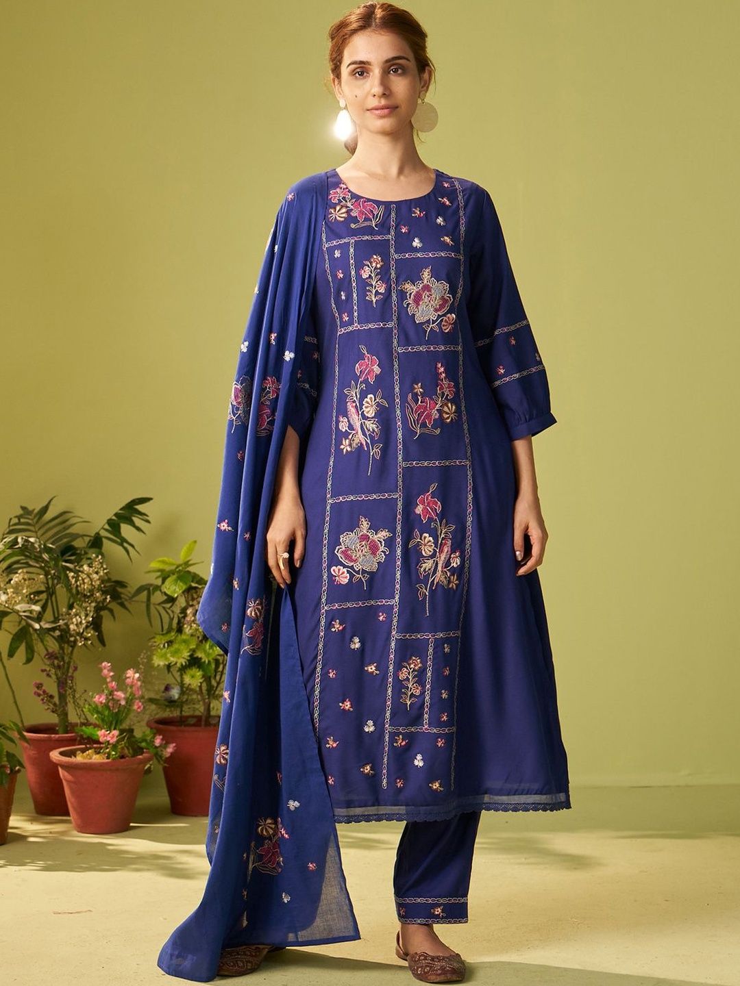 Women Floral Embroidered Thread Work Kurt Trousers & With Dupatta Kurta Sets