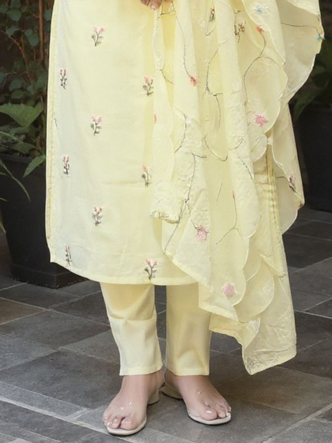 Women Floral Embroidered Thread Work Pure Cotton Kurta with Trousers & Dupatta