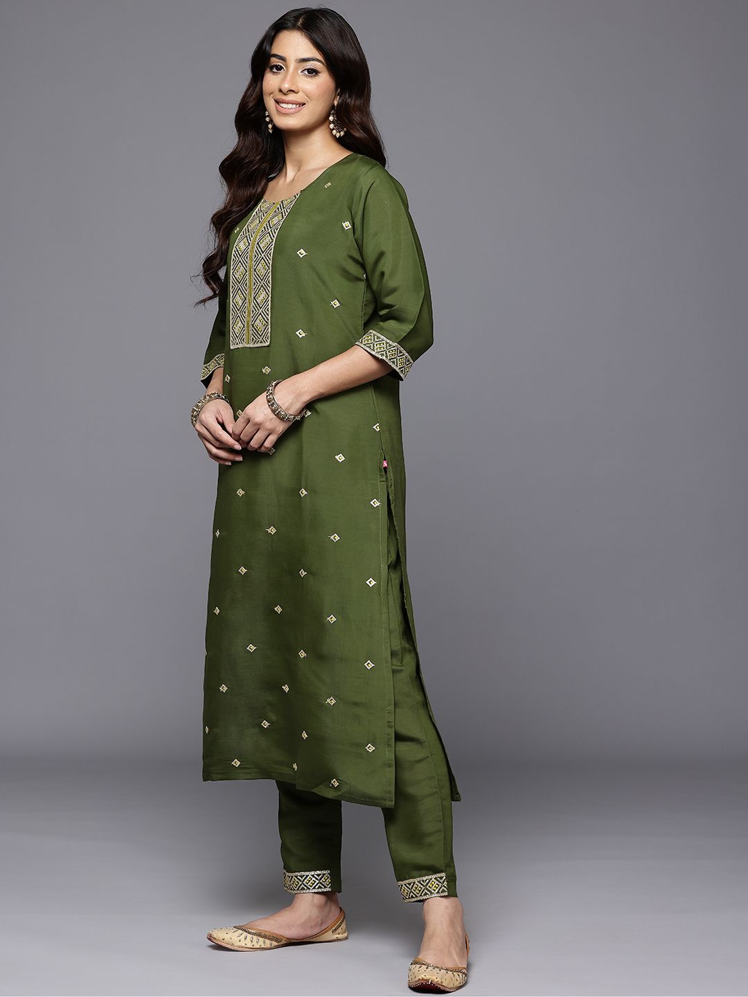 Dhiyona VA Women'sEmbroidered Sequinned Kurta With Trousers & Dupatta