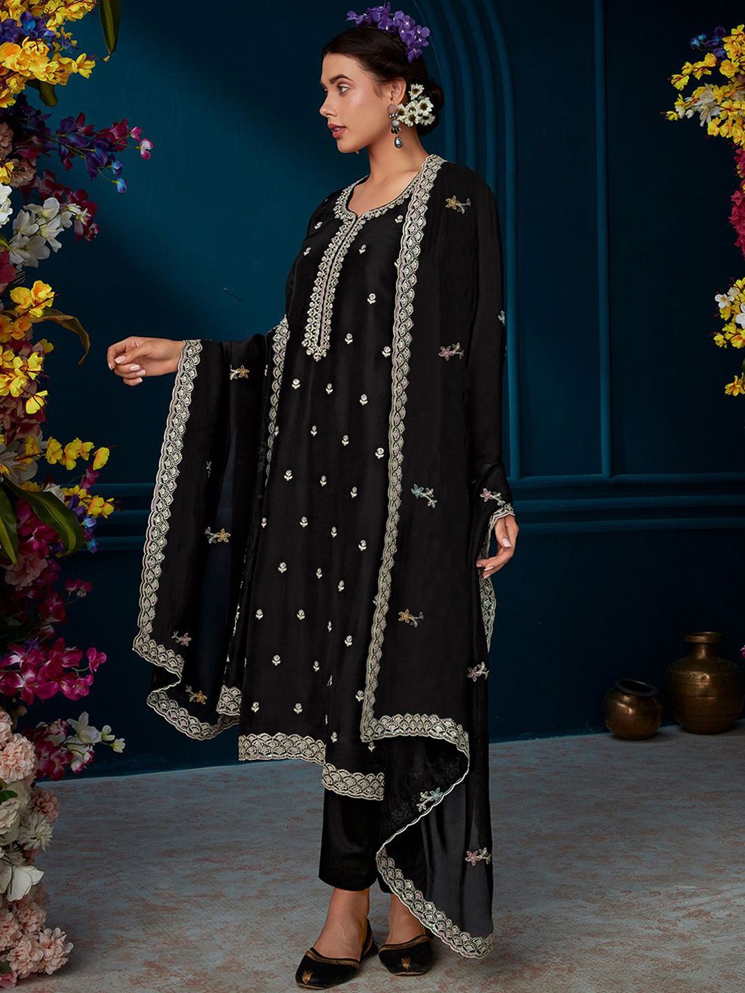 Dhiyona IE Ethnic Motifs Embroidered Regular Beads And Stones Kurta With Trousers & Dupatta