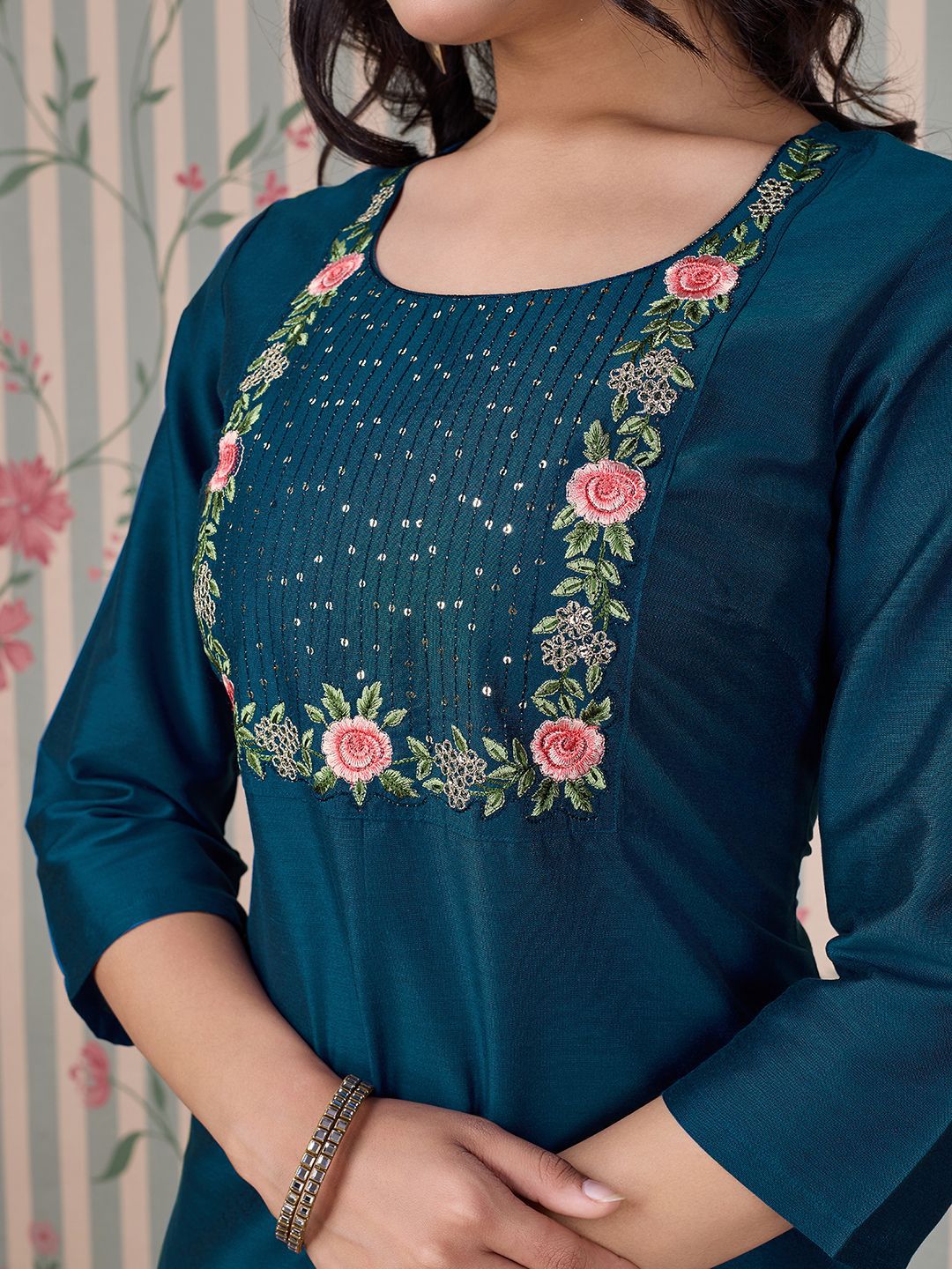 Dhiyona OD Women Round Neck Three-Quarter Sleeves Embroidered Straight Kurta