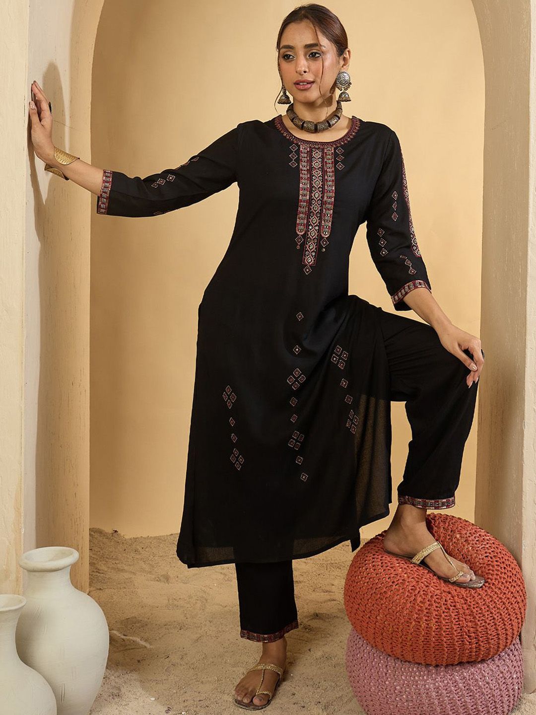 Women Ethnic Motifs Embroidered Regular Thread Work Kurta Sets