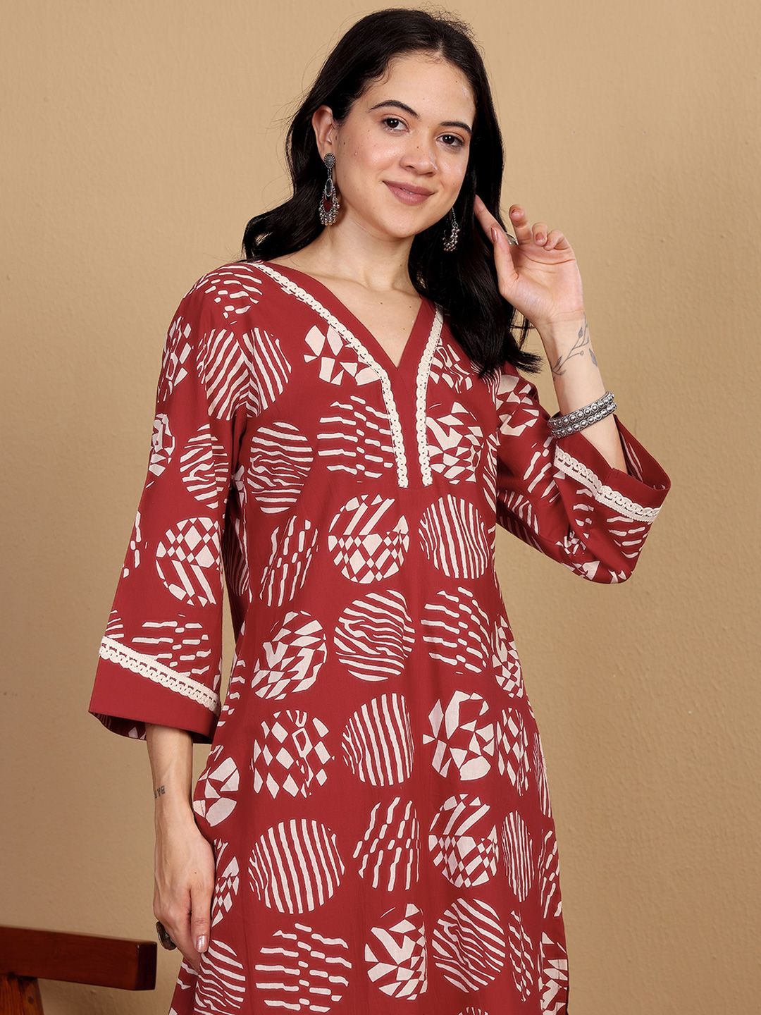 Dhiyona VA Women'sGeometric Printed V-Neck Straight Kurta With Trousers