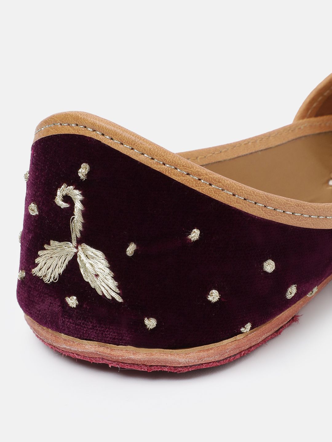 Dhiyona HOP Women Floral Embroidered Mojaris