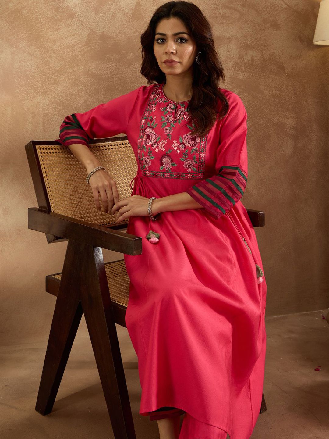 Dhiyona IE Women Floral Embroidered Empire Thread Work Liva Kurta with Trousers