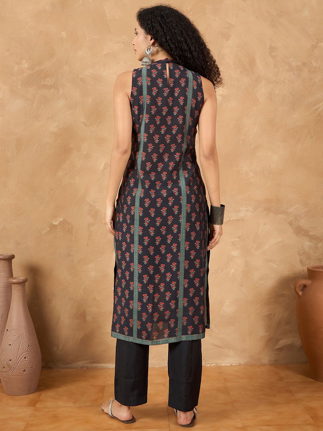 Dhiyona VA Women'sFloral Printed Sleeveless Straight Kurta With Trousers