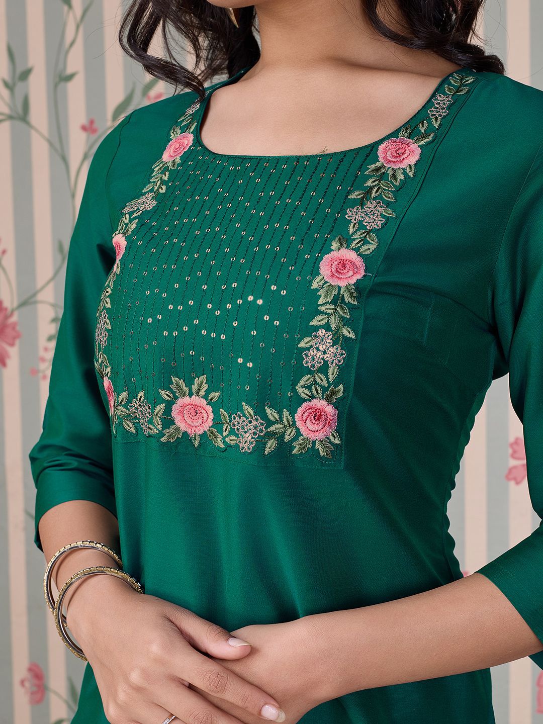 Dhiyona OD Women Round Neck Three-Quarter Sleeves Embroidered Straight Kurta